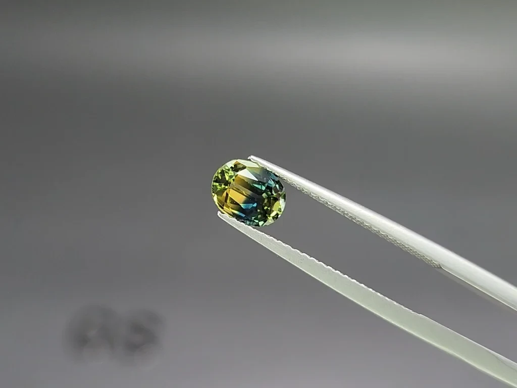 Saphir ovale bicolore non chauffé de 1,27 carat, Madagascar Image №3
