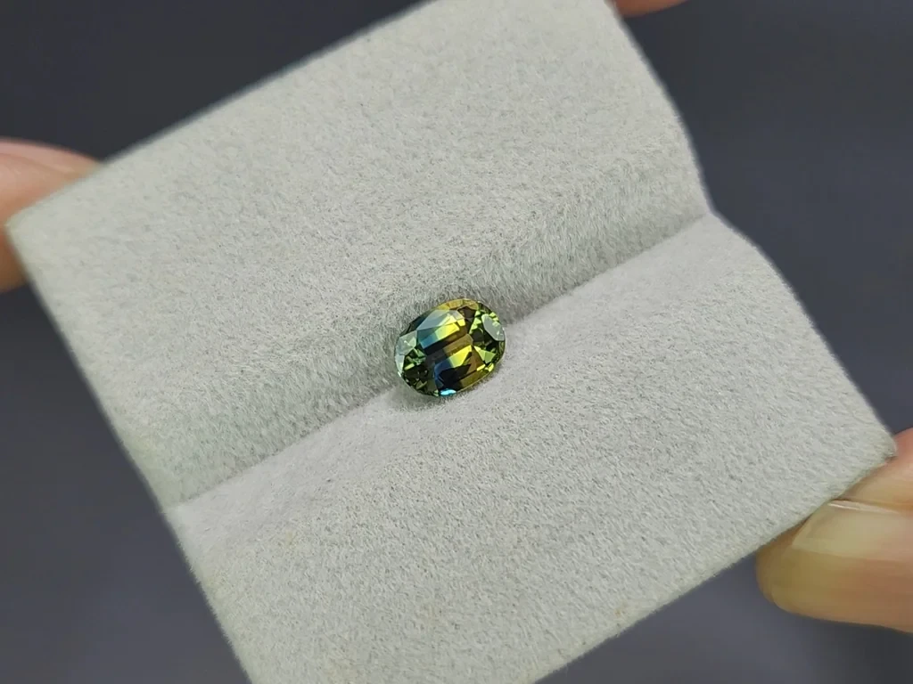 Saphir ovale bicolore non chauffé de 1,27 carat, Madagascar Image №4