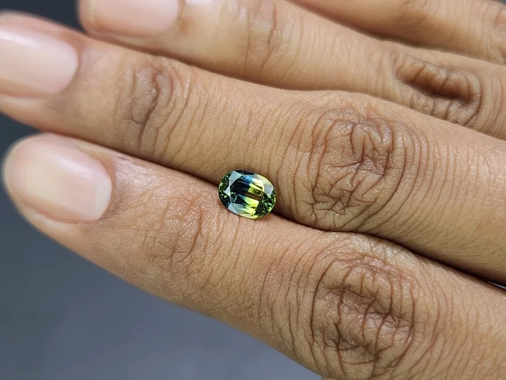 Saphir ovale bicolore non chauffé de 1,27 carat, Madagascar Image №2