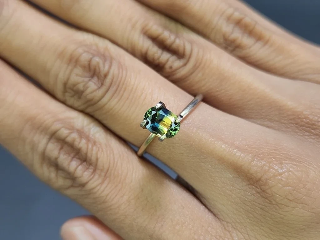Saphir ovale bicolore non chauffé de 1,27 carat, Madagascar Image №5
