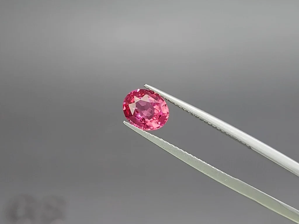Spinelle rose vibrant de Mahenge, taille ovale, de 1,57 carat, de Tanzanie Image №3