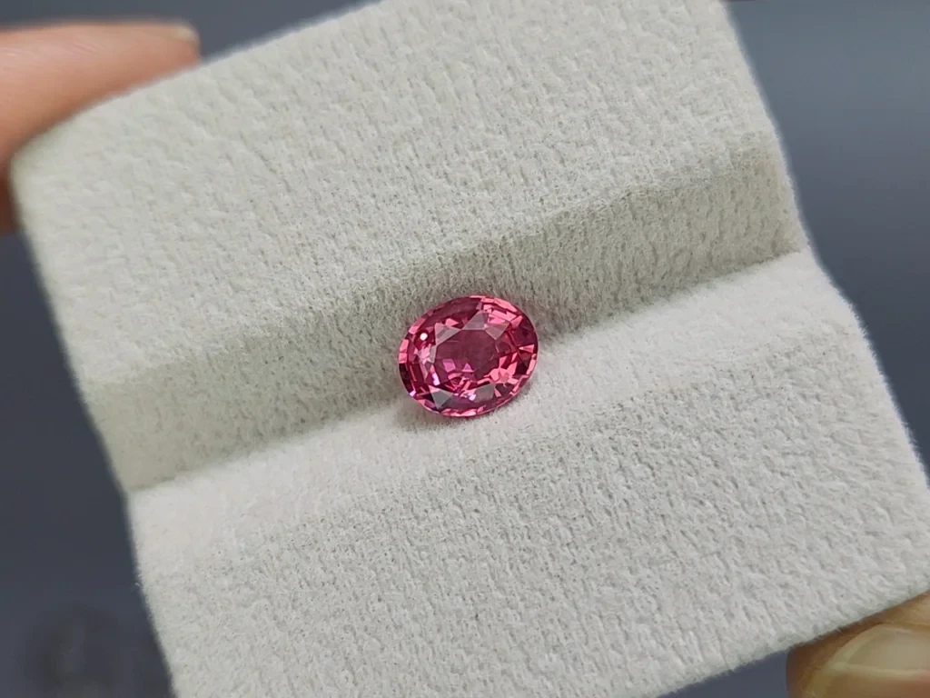 Spinelle rose vibrant de Mahenge, taille ovale, de 1,57 carat, de Tanzanie Image №4