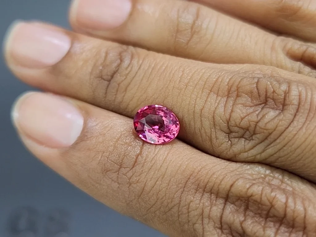 Spinelle rose vibrant de Mahenge, taille ovale, de 1,57 carat, de Tanzanie Image №2