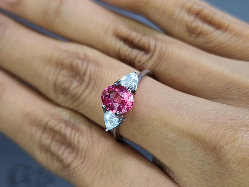 Spinelle rose vibrant de Mahenge, taille ovale, de 1,57 carat, de Tanzanie Image №5