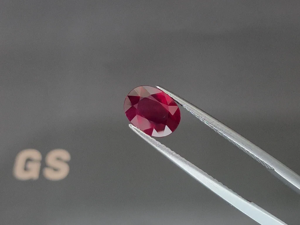 Unbehandelter rubin im Pigeon-Blood schliff oval, 2,04 karat, Mosambik Image №3