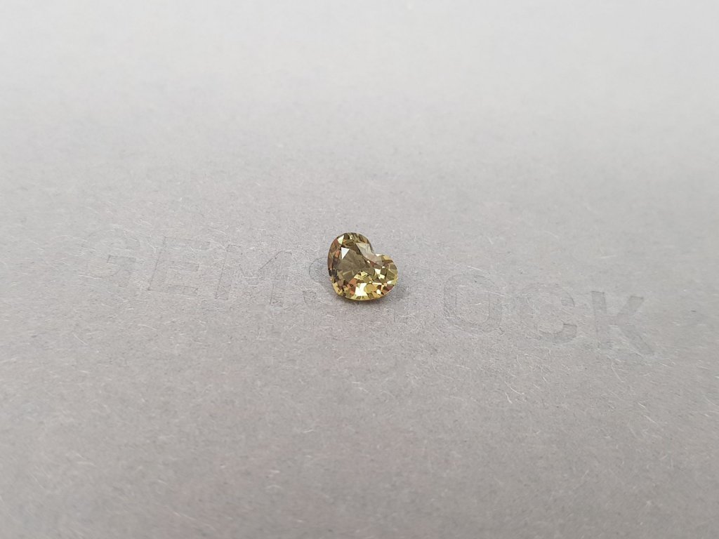 Yellowish green unheated sapphire in heart cut 1.02 ct, Madagascar  Image №3