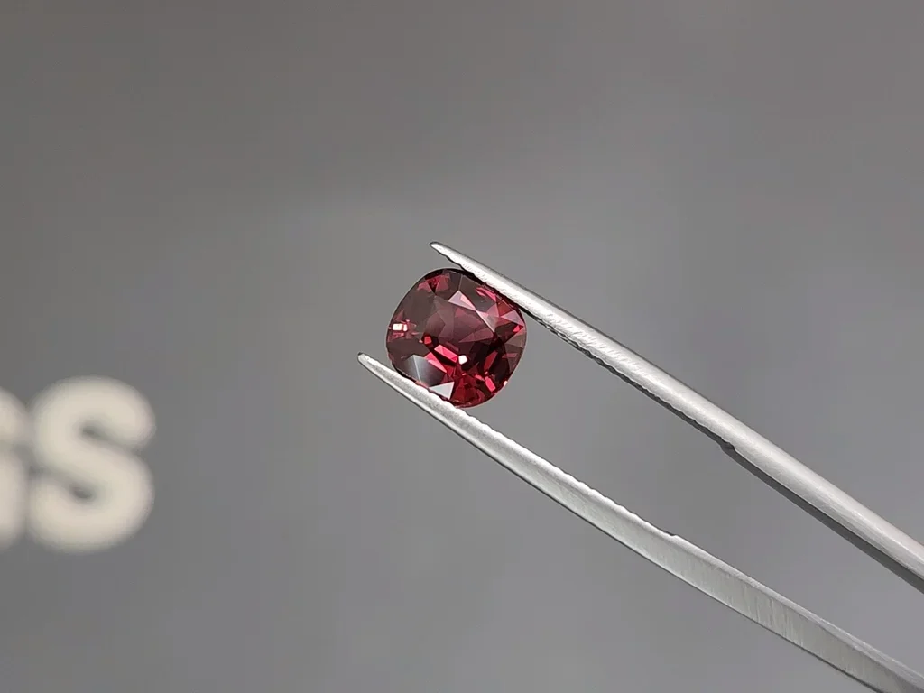 Spinelle taille coussin rouge intense 2,34 carats, Birmanie  Image №3