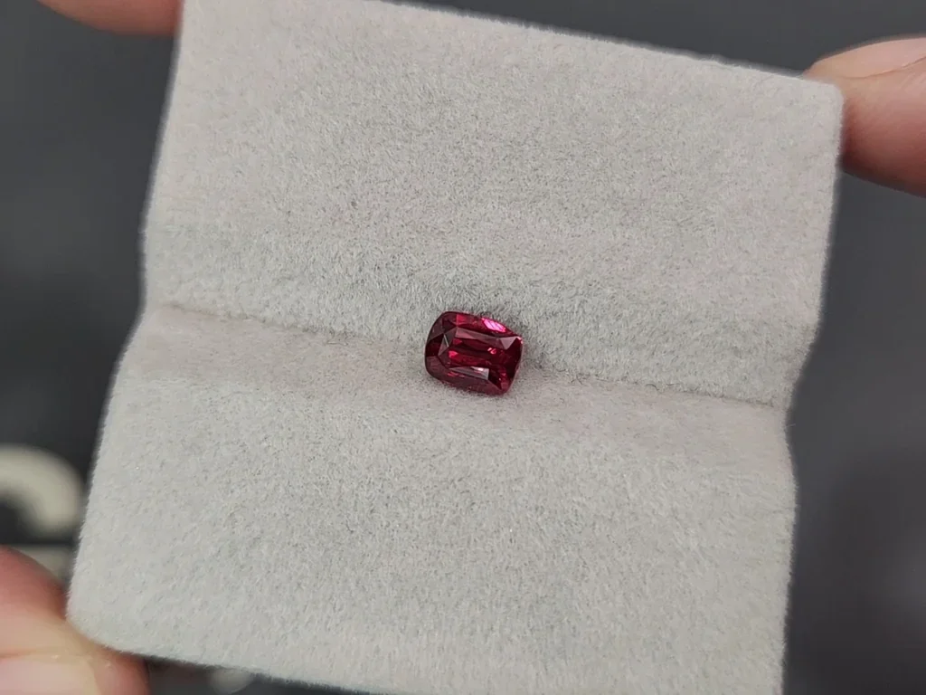 Unbeheizter rubin im kissenschliff 1,03 karats, Mosambik Image №4