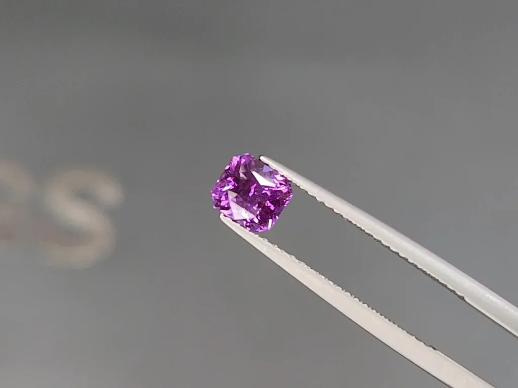 Saphir violet taille radiant non chauffé de 1,23 ct, Madagascar Image №3