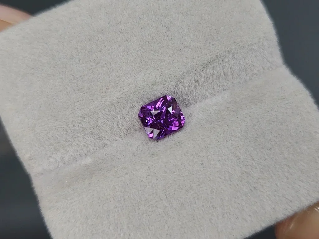 Saphir violet taille radiant non chauffé de 1,23 ct, Madagascar Image №4