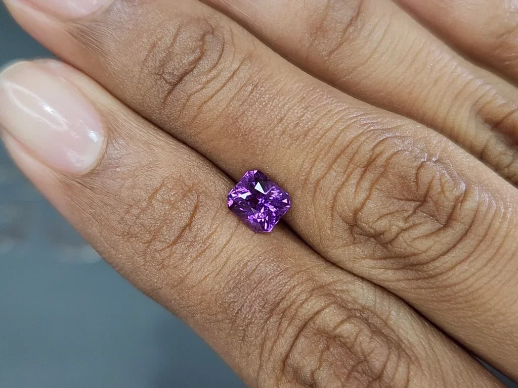 Saphir violet taille radiant non chauffé de 1,23 ct, Madagascar Image №2