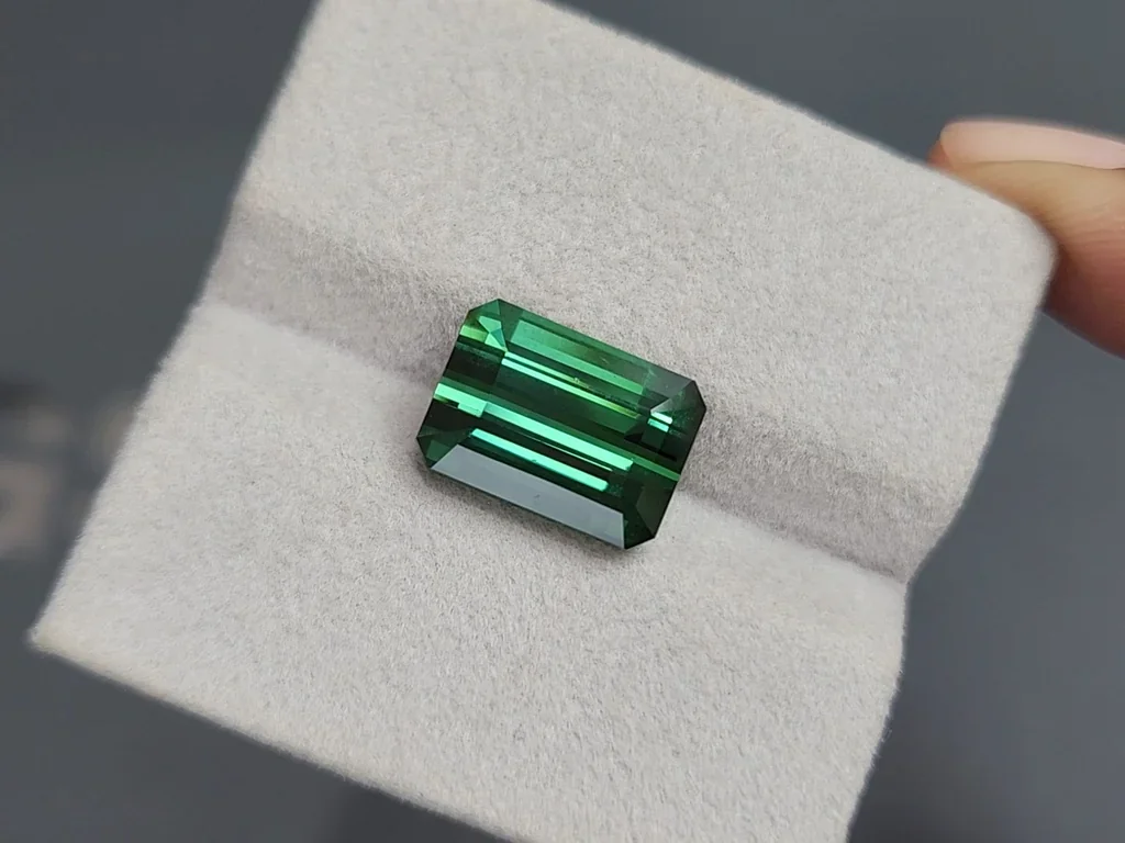 Turmalina verde de talla octogonal de 8,15 quilates, África Image №4