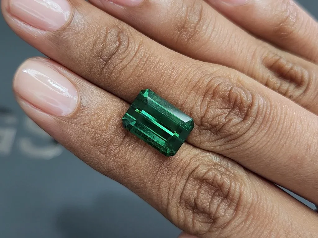 Turmalina verde de talla octogonal de 8,15 quilates, África Image №2