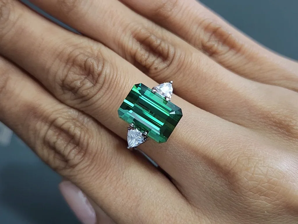 Turmalina verde de talla octogonal de 8,15 quilates, África Image №5