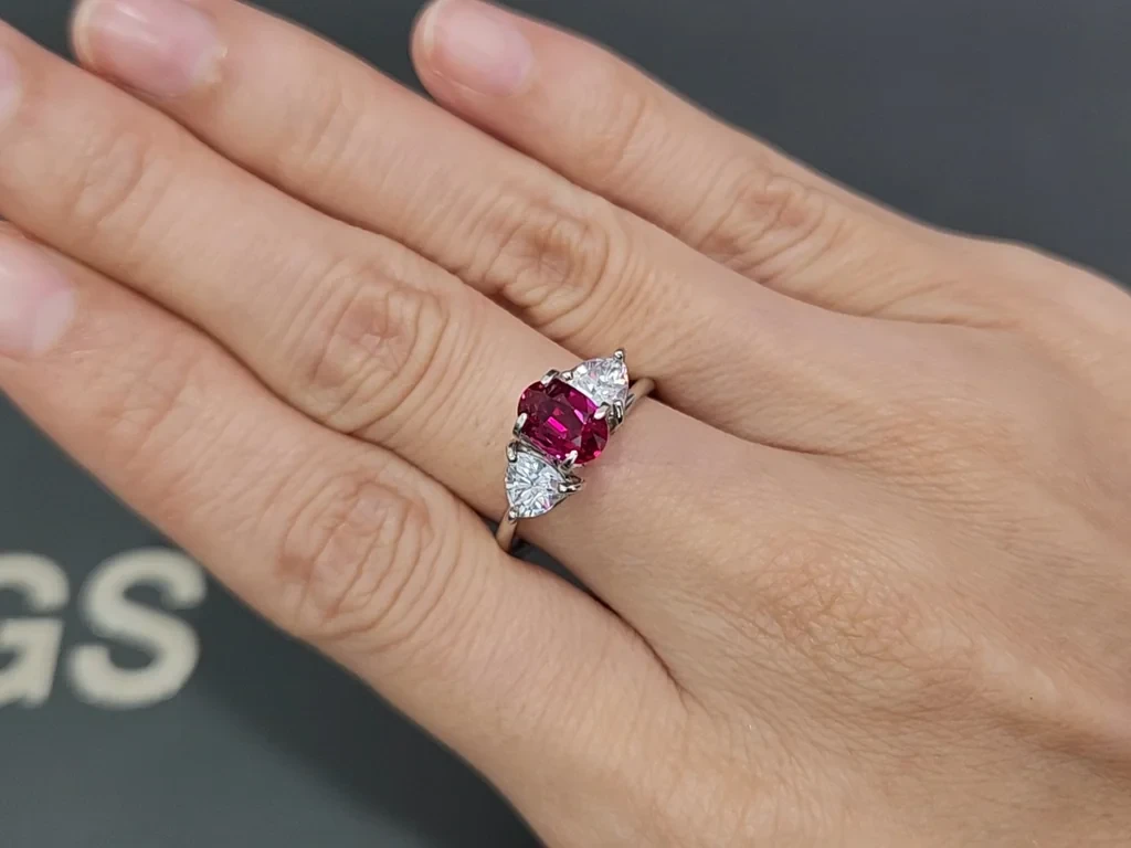 Rubí talla ovalada color sangre de paloma, 1,50 quilates, Mozambique Image №5