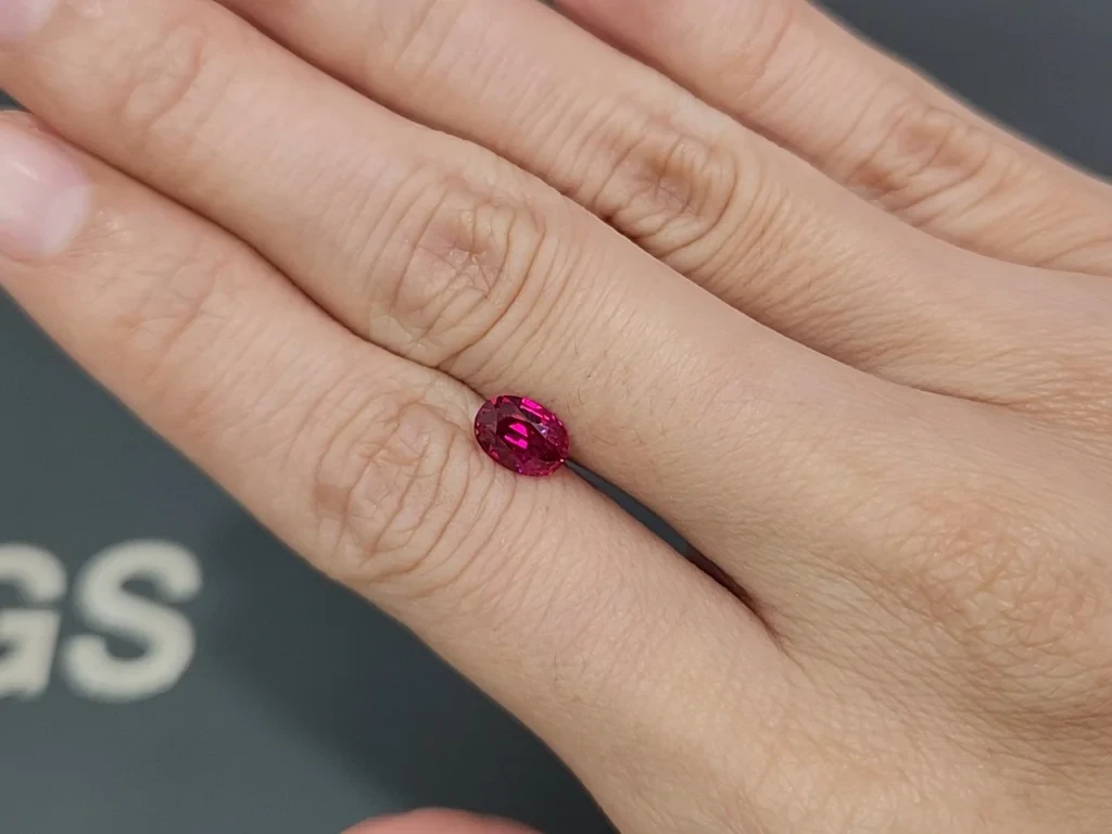 Rubí talla ovalada color sangre de paloma, 1,50 quilates, Mozambique Image №2