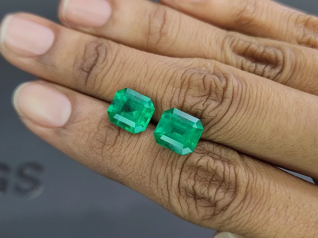 Une paire émeraudes Vivid Green Muzo Green 7,08 carats, de taille octogonale, de Colombie.  Image №2