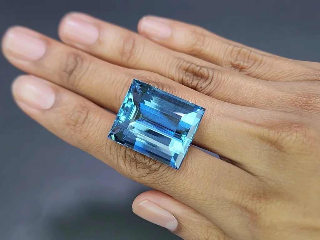 Ein großer, baguetteschliff geschliffener Santa-Maria-aquamarin 47,30 karat, Africa  Image №2