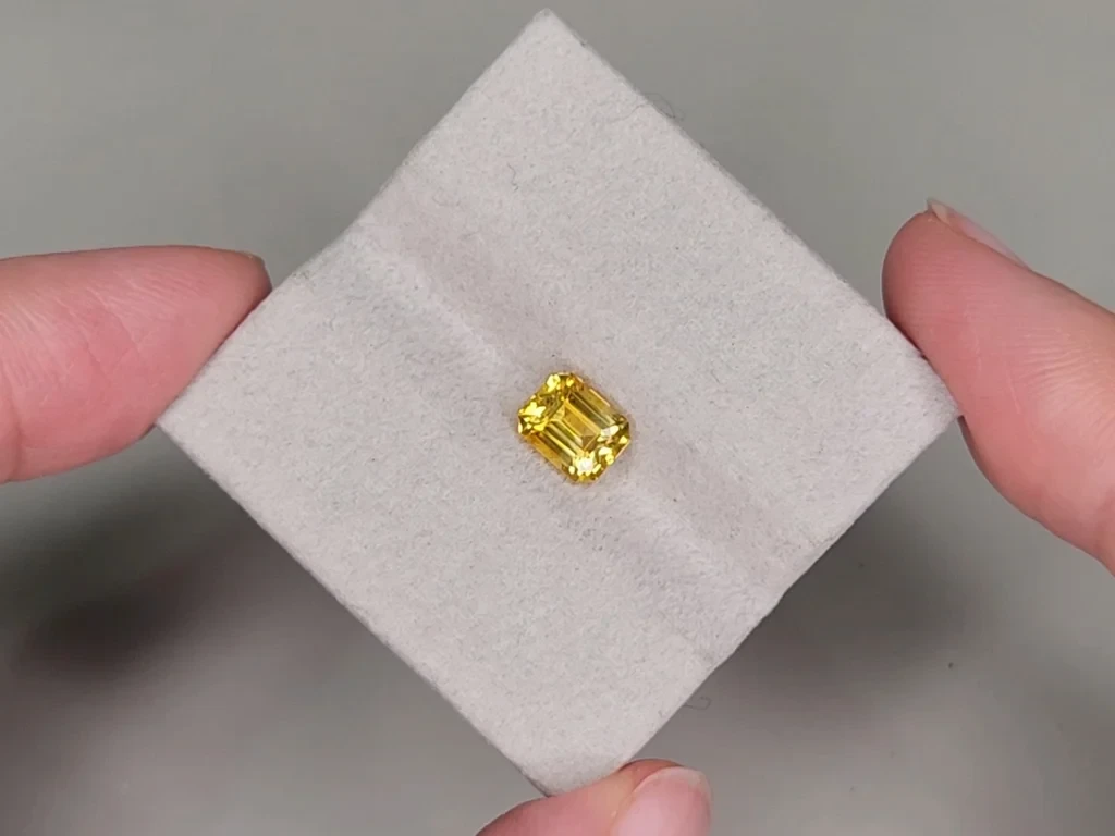 Saphir Vivid Yellow de 2,05 carats taille octogonale, Sri Lanka Image №3