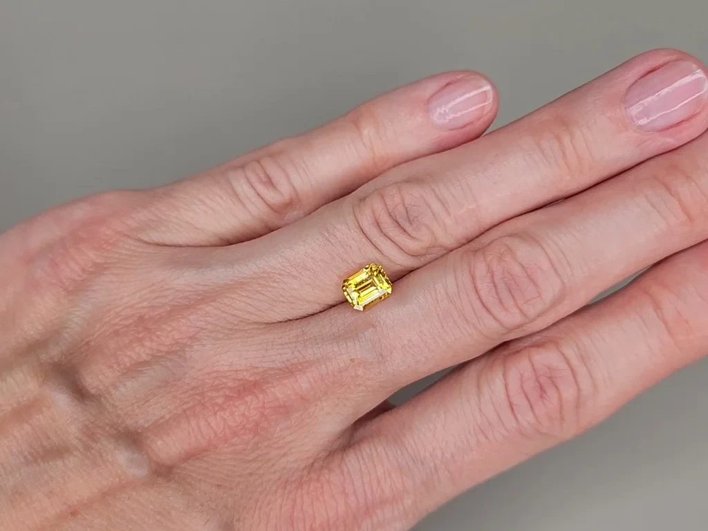 Saphir Vivid Yellow de 2,05 carats taille octogonale, Sri Lanka Image №1