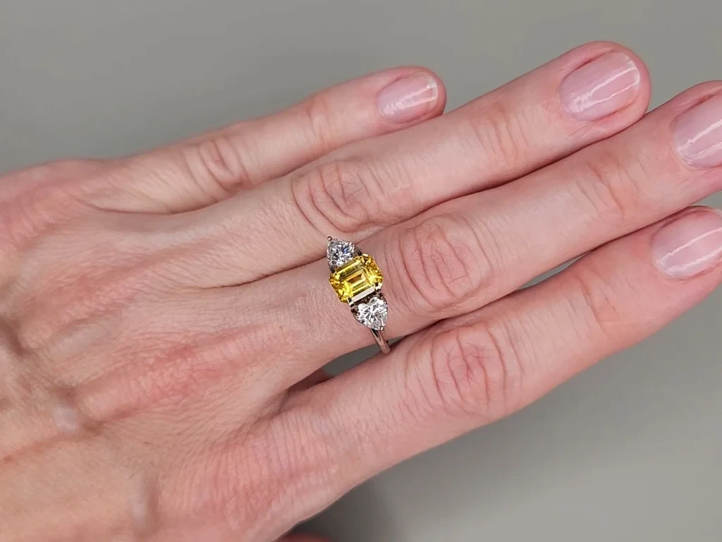 Saphir Vivid Yellow de 2,05 carats taille octogonale, Sri Lanka Image №4