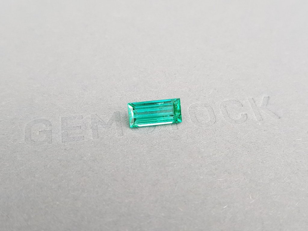Vibrant green emerald from Colombia in baguette cut 1.54 ct Image №2