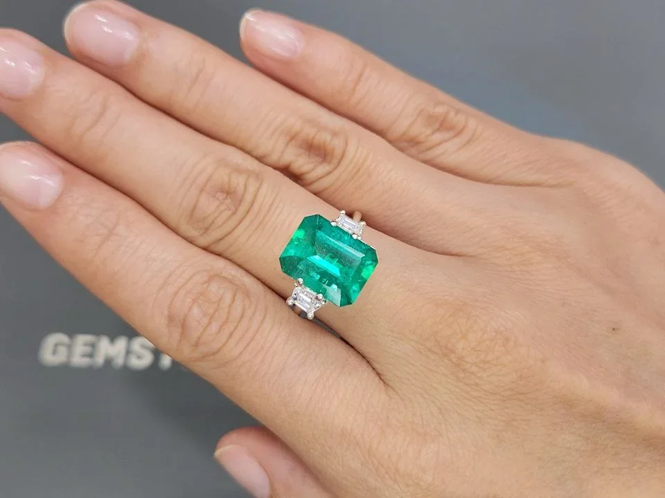 Unique Muzo Green emerald from Colombia in octagon cut 5.01 carats Image №5