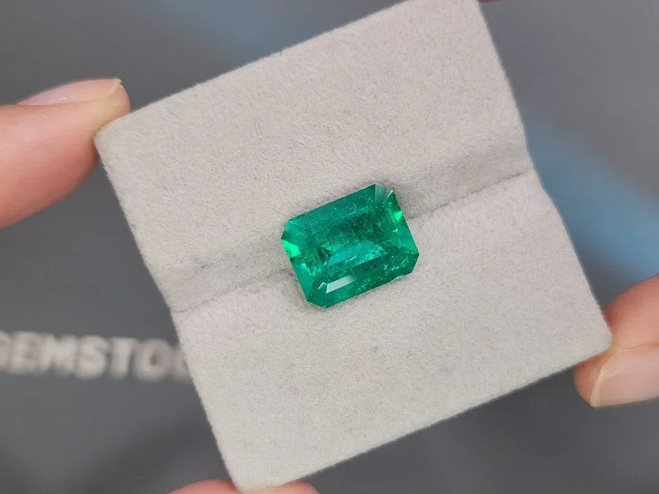 Unique Muzo Green emerald from Colombia in octagon cut 5.01 carats Image №4
