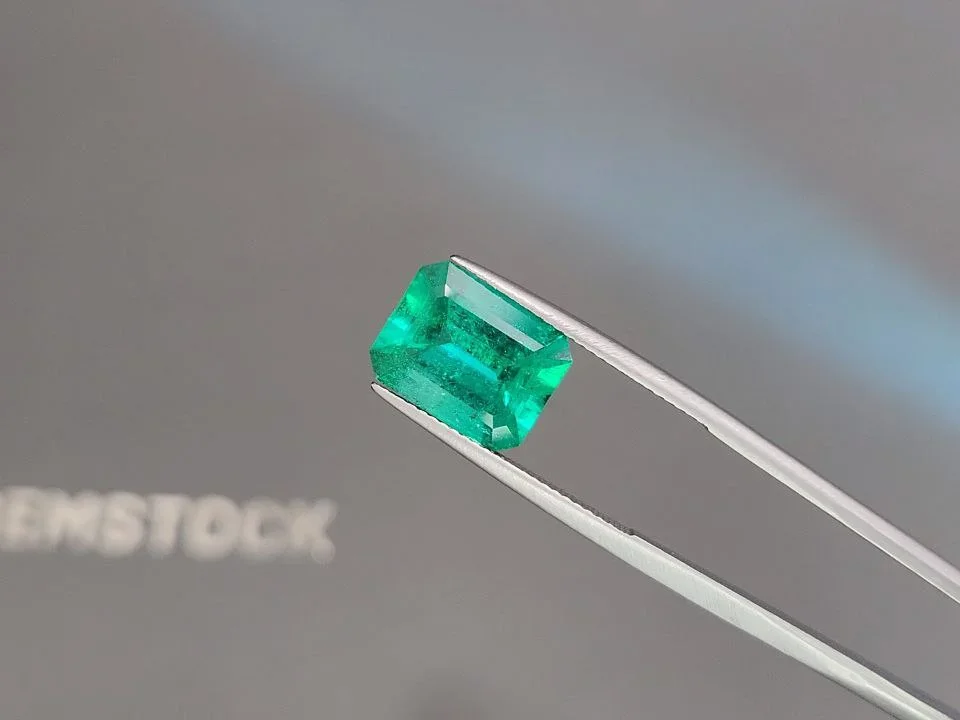 Unique Muzo Green emerald from Colombia in octagon cut 5.01 carats Image №3