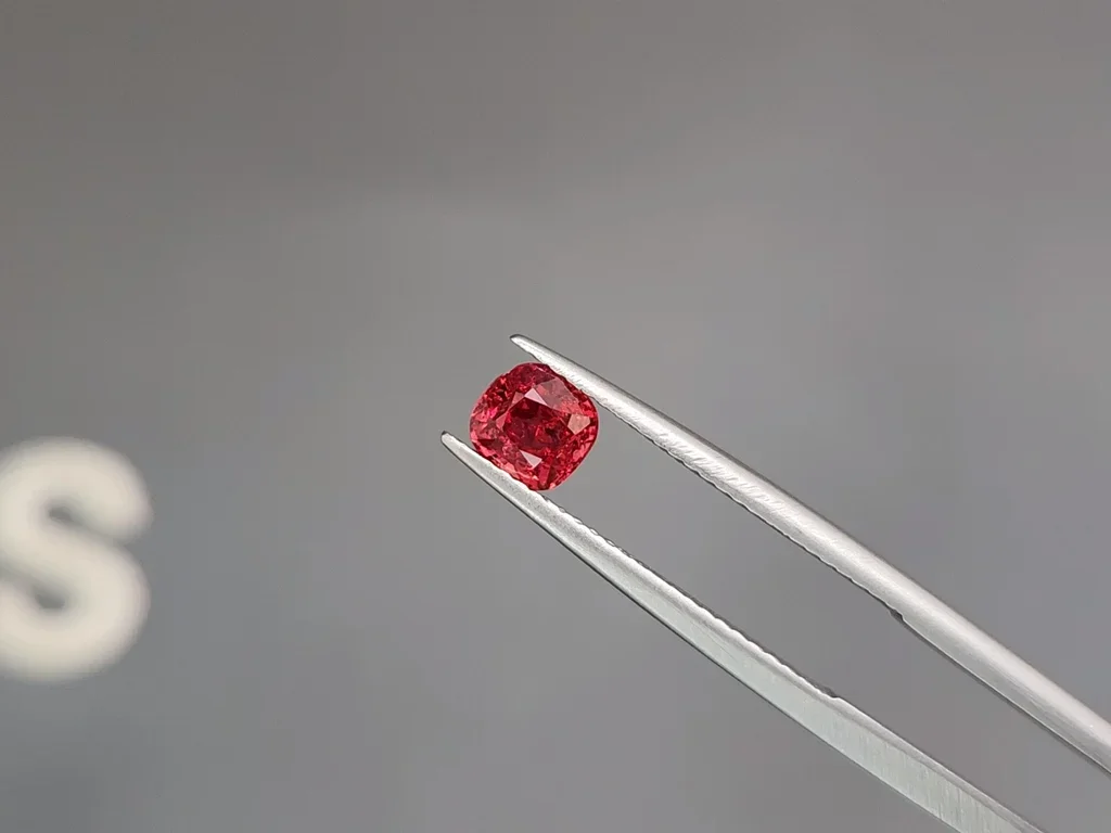 Vivid red cushion-cut spinel 0.95 carats, Burma  Image №3