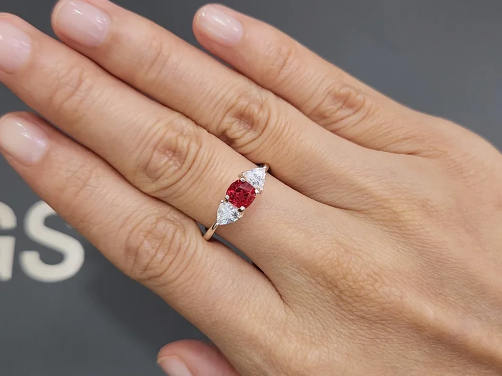 Vivid red cushion-cut spinel 0.95 carats, Burma  Image №5