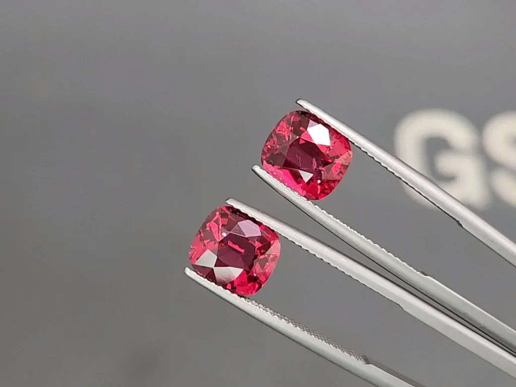 Pair of vibrant vivid red cushion-cut spinels 5.54 carats, Vietnam Image №3