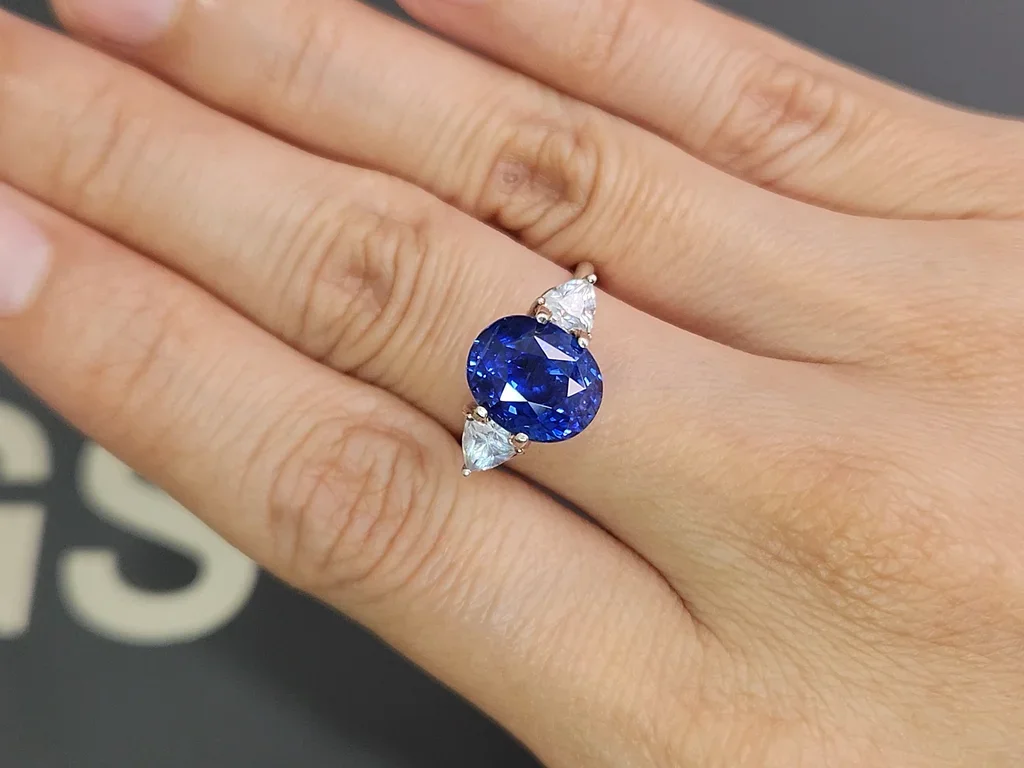 Saphir bleu royal taille ovale non chauffé 6,67 carats, Sri Lanka Image №5