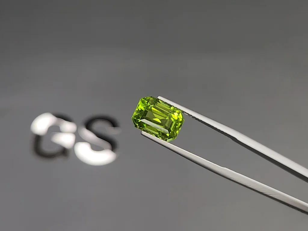 Péridot vert jaune taille octogonale 5,20 ct Birmanie  Image №3