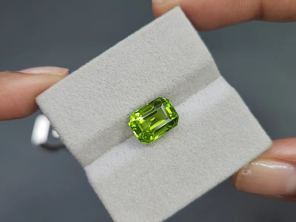 Péridot vert jaune taille octogonale 5,20 ct Birmanie  Image №4