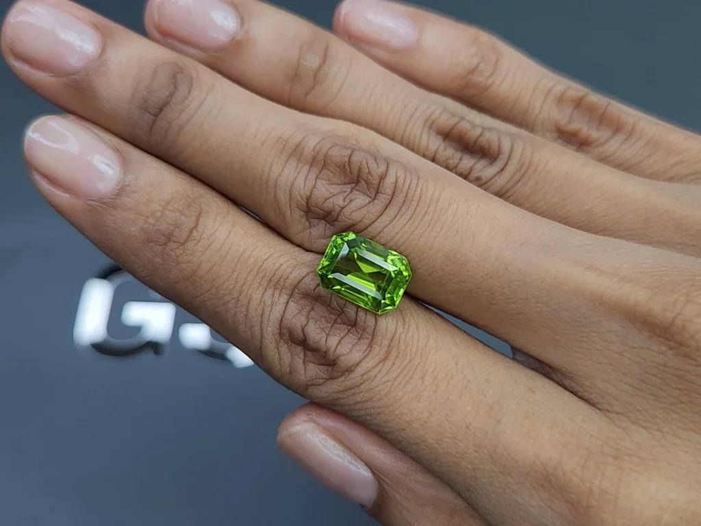 Péridot vert jaune taille octogonale 5,20 ct Birmanie  Image №2