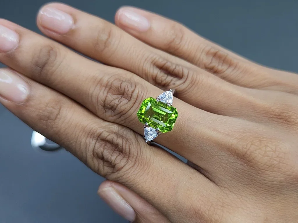 Péridot vert jaune taille octogonale 5,20 ct Birmanie  Image №5