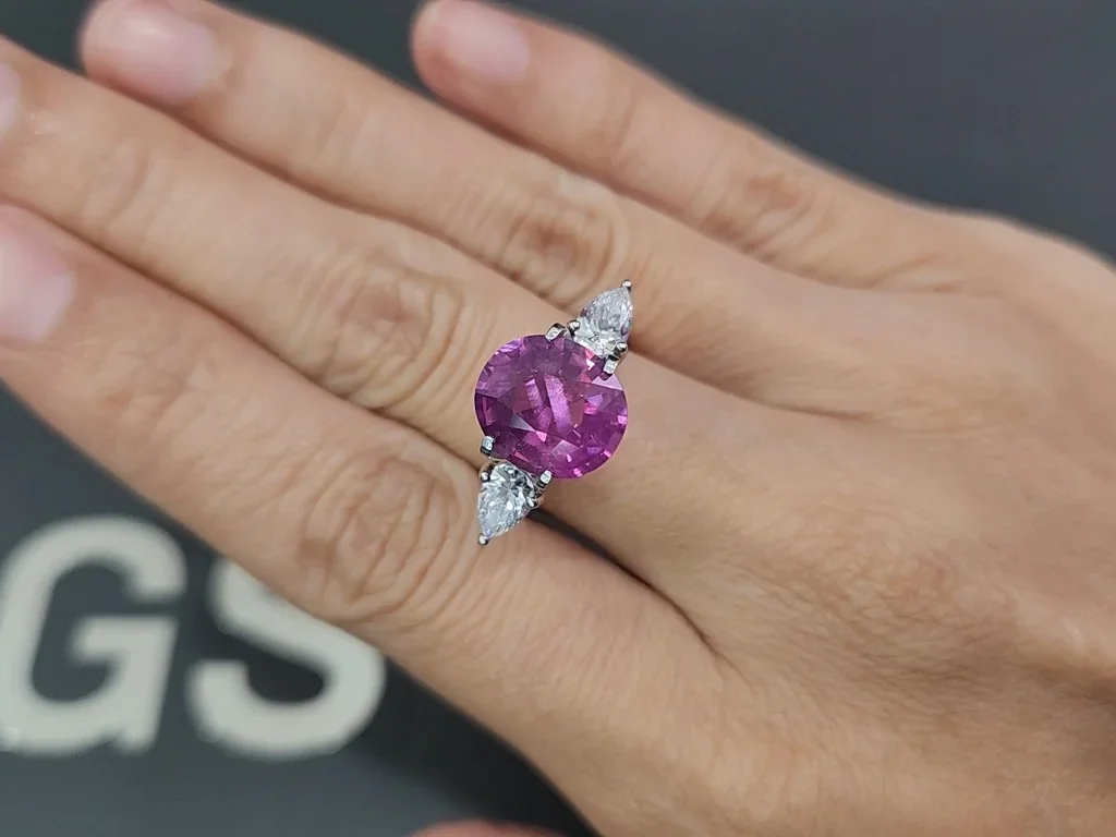 Espinela rosa con efecto seda rutilada de corte ovalado de 5,00 carats, Tanzania Image №5