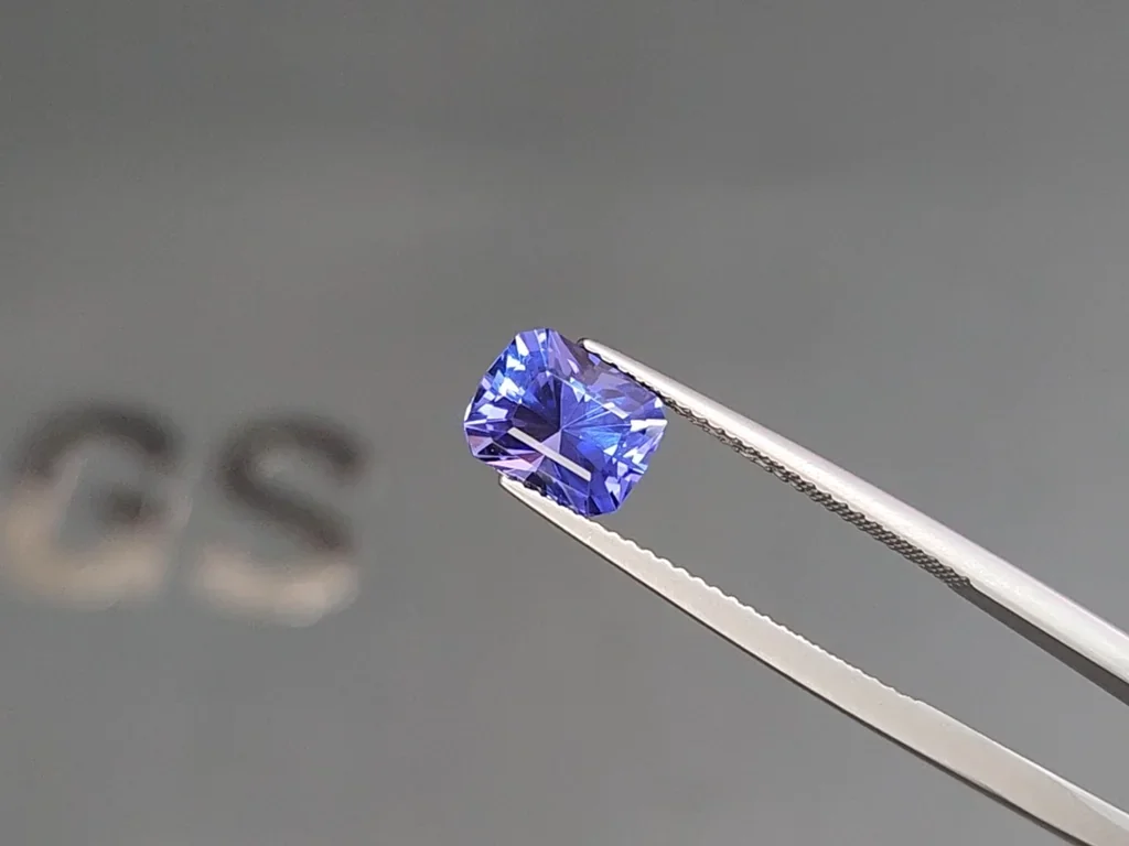 Tanzanite taille radiant 2,28 carats, Tanzanie Image №3