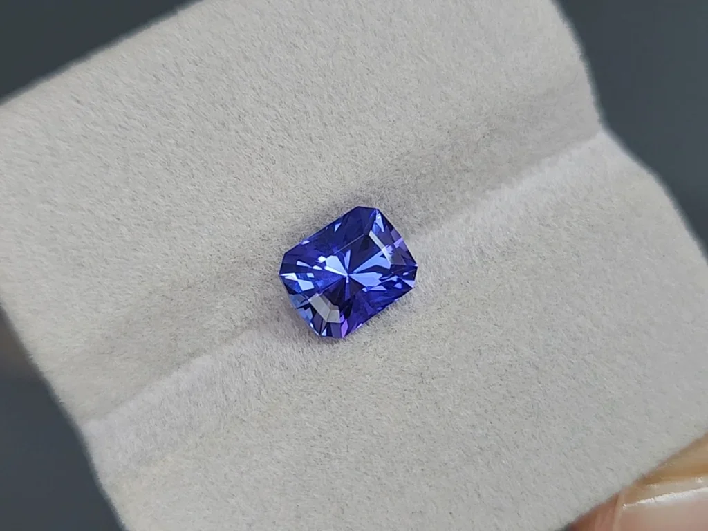 Tanzanite taille radiant 2,28 carats, Tanzanie Image №4