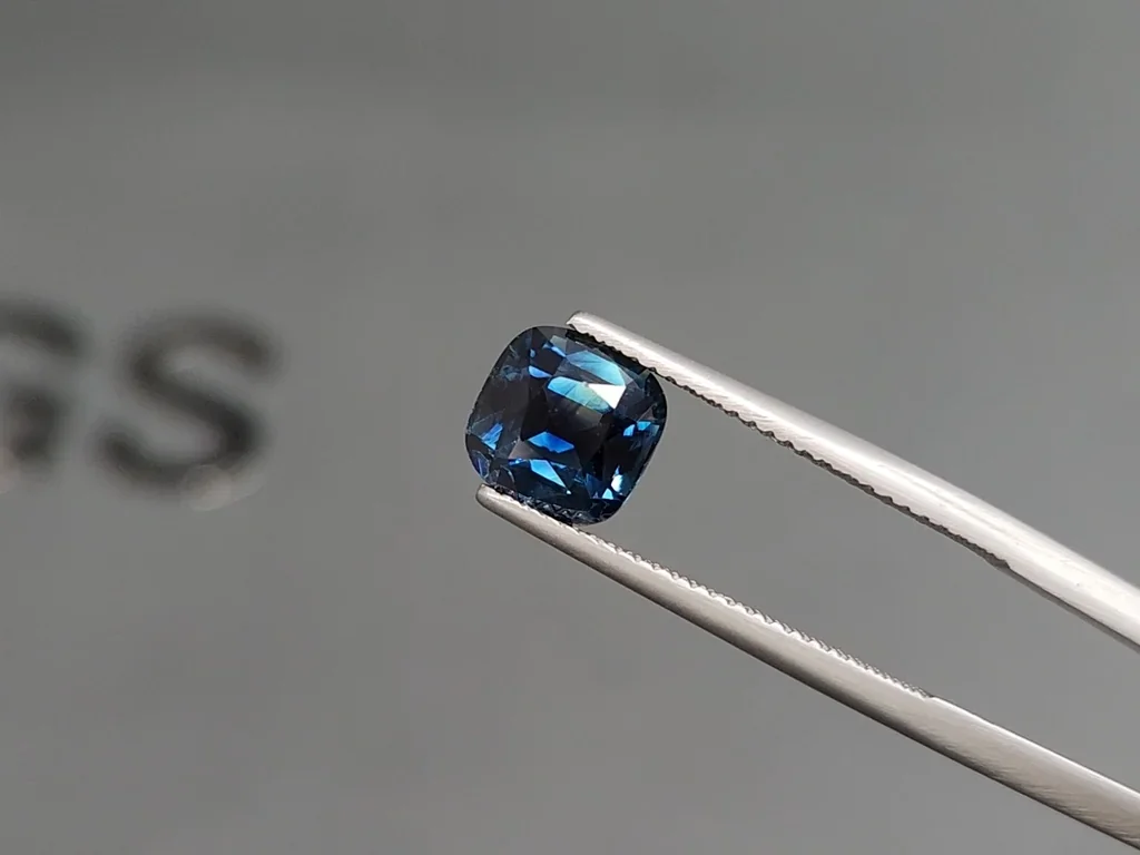 Zafiro verde azulado de talla cojín sin calentar de 3,00 quilates, Madagascar Image №3