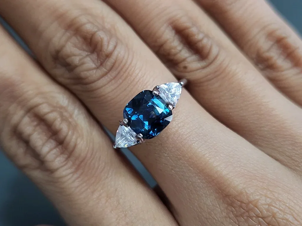 Zafiro verde azulado de talla cojín sin calentar de 3,00 quilates, Madagascar Image №5