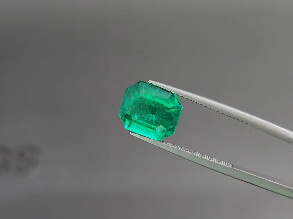 Émeraude verte intense mariposa, taille octogonale 5,67 carats, Colombie Image №3