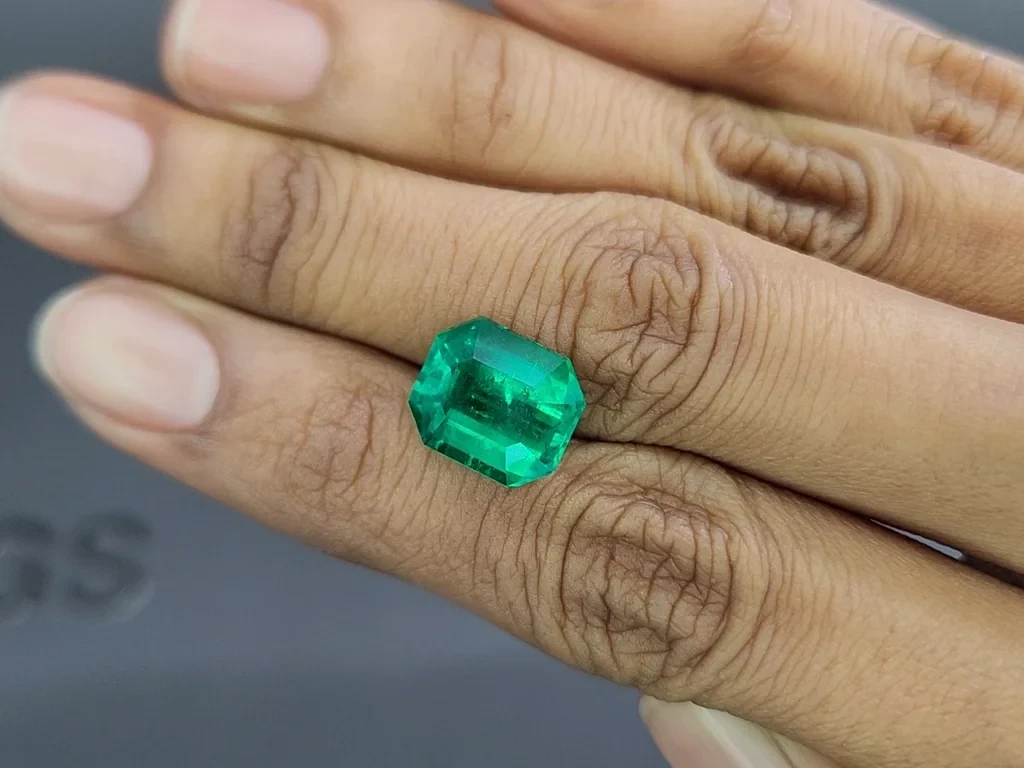 Émeraude verte intense mariposa, taille octogonale 5,67 carats, Colombie Image №2