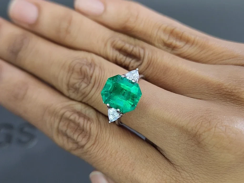 Émeraude verte intense mariposa, taille octogonale 5,67 carats, Colombie Image №5