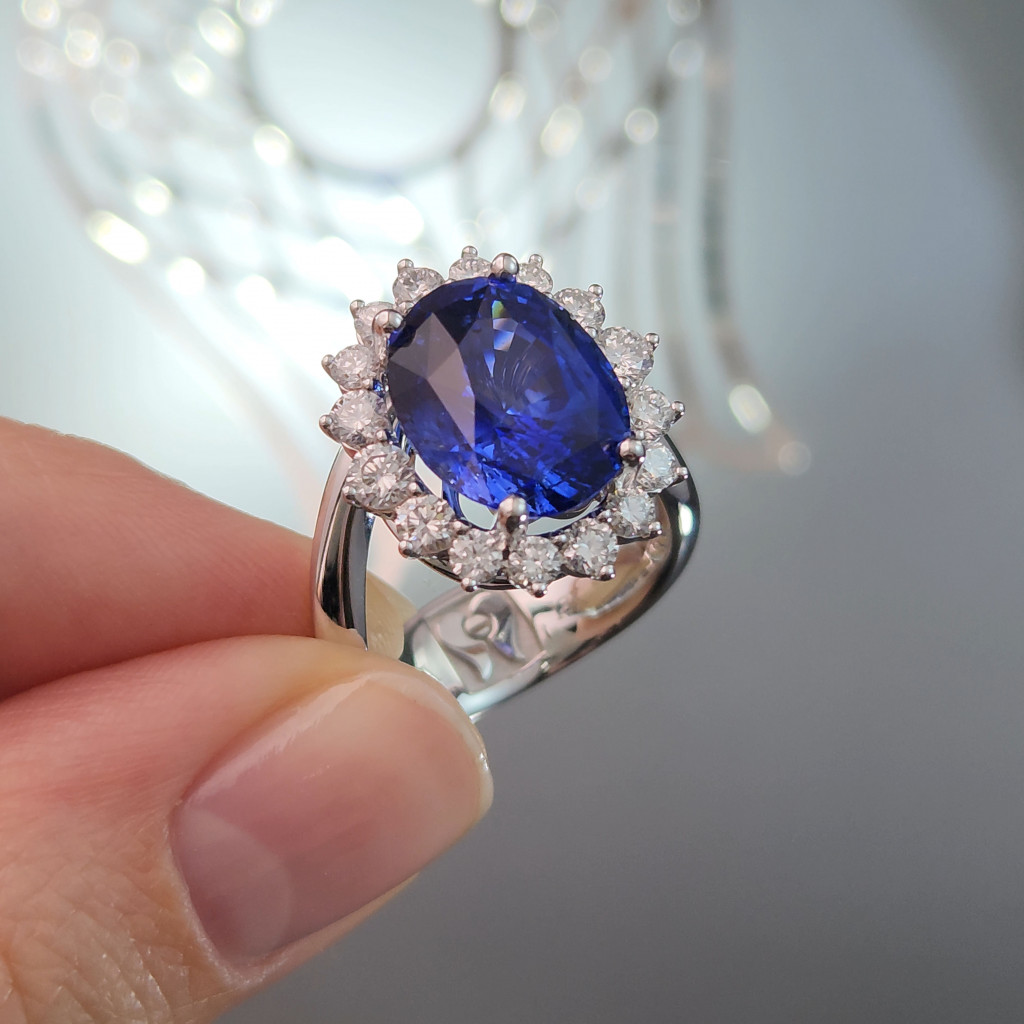Ring with 7.42 carat Royal Blue sapphire and diamonds in 18K white gold Image №2