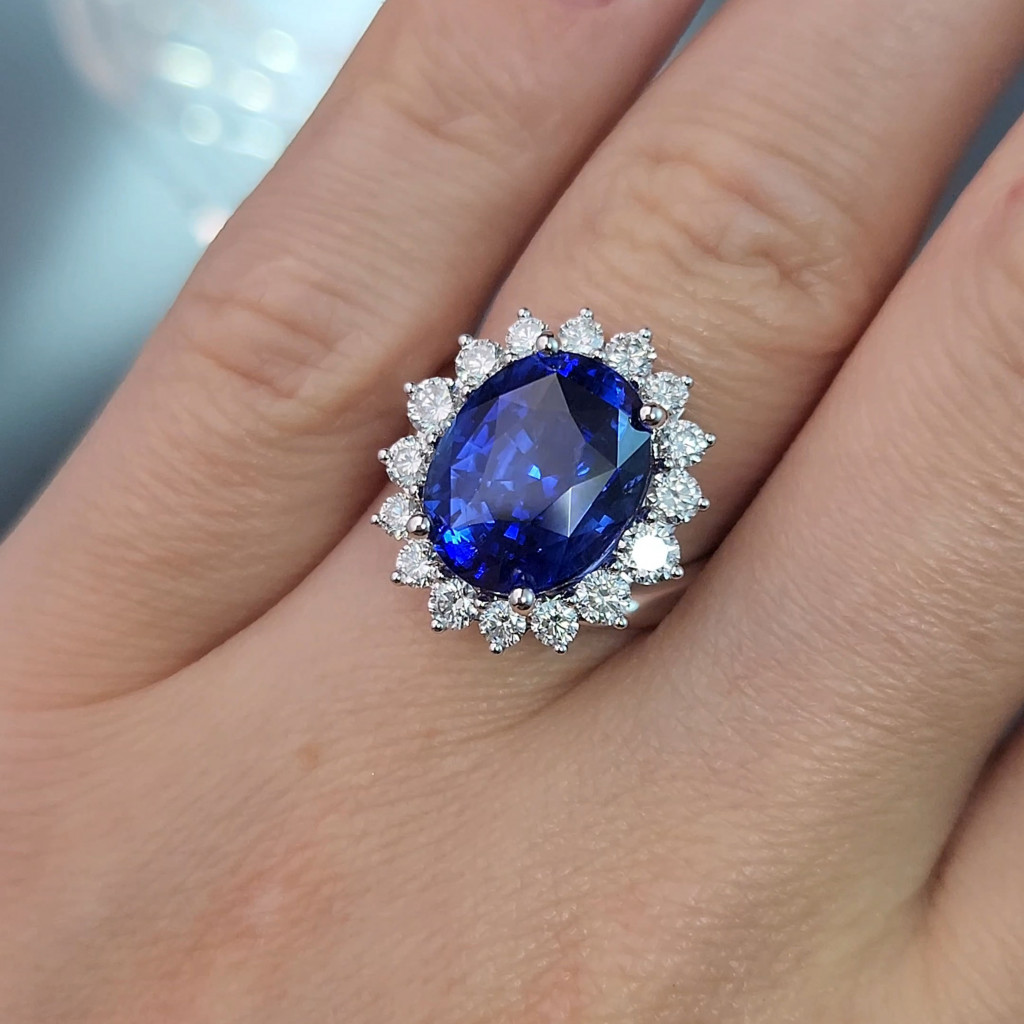 Ring with 7.42 carat Royal Blue sapphire and diamonds in 18K white gold Image №3