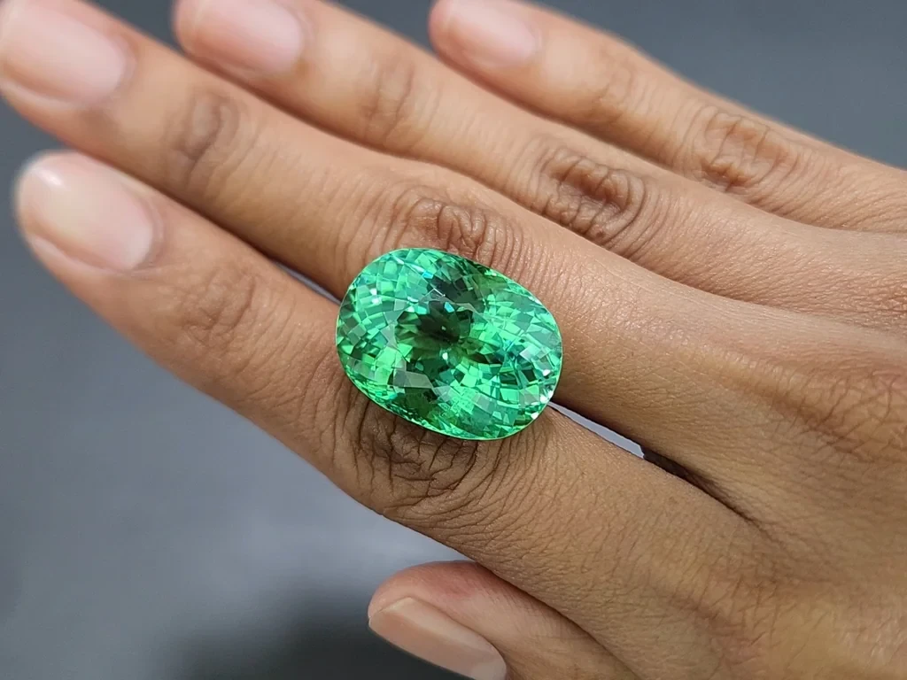 Großer grüner oval geschliffener Paraiba turmalin mit einem 32,62 karat, Mozambique Image №2