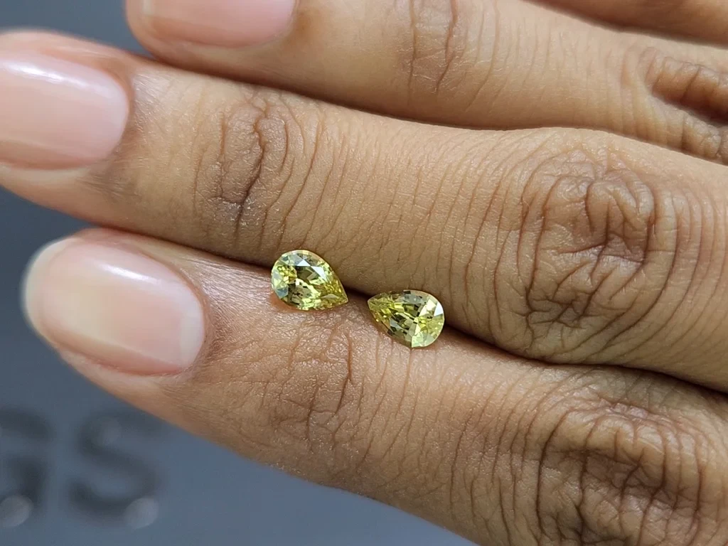 Paire de saphirs jaunes taille poire non chauffés, 1,17 carat, Madagascar Image №2