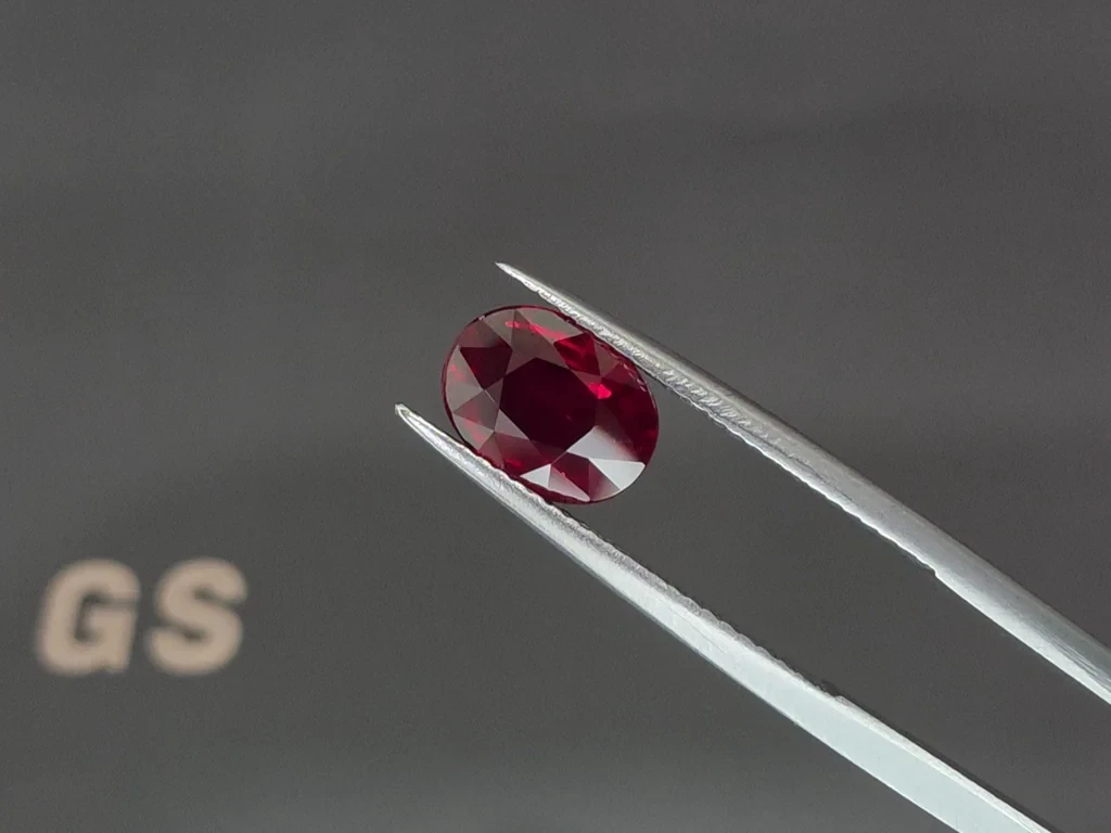 Unbehandelter rubin im Pigeon-Blood schliff oval 2,50 karat, Mosambik Image №3